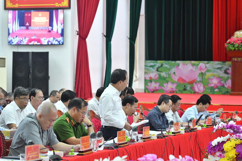 Lãnh đạo các bộ, ngành báo cáo Thủ tướng Chính phủ tại buổi làm việc (Ảnh: Thanh Giang).