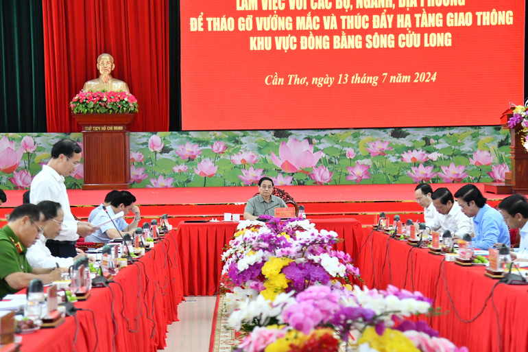 Lãnh đạo Văn phòng Chính phủ báo cáo Thủ tướng Chính phủ tại buổi làm việc (Ảnh: Thanh Giang).