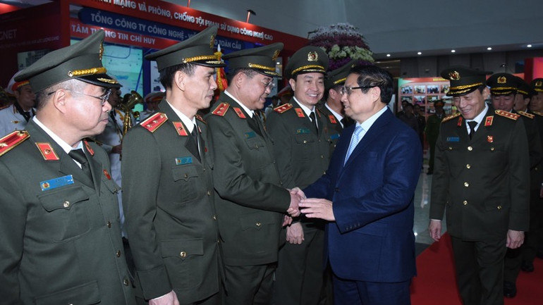 Thủ tướng Phạm Minh Chính với các lãnh đạo Bộ Công an. (Ảnh: TRẦN HẢI)