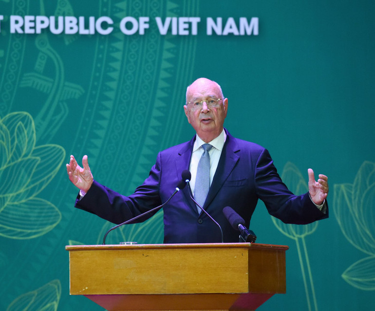 Giáo sư Klaus Schwab phát biểu tại buổi giao lưu. (Ảnh: Trần Hải)