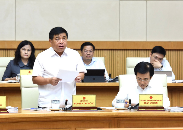 Bộ trưởng Kế hoạch và Đầu tư Nguyễn Chí Dũng phát biểu ý kiến tại Phiên họp Chính phủ thường kỳ tháng 7. (Ảnh: TRẦN HẢI)