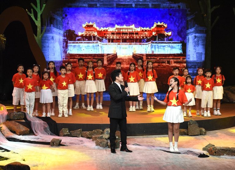 Một tiết mục biểu diễn tại Chương trình "Điểm tựa Việt Nam". (Ảnh: TRẦN HẢI)