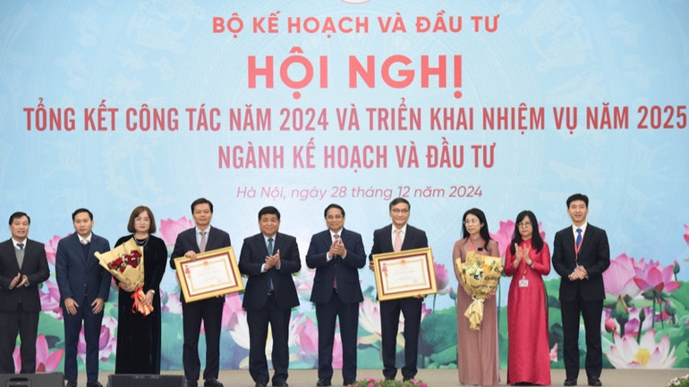 Thủ tướng Phạm Minh Chính trao Huân chương Lao động tặng một số tập thể của Bộ Kế hoạch và Đầu tư. (Ảnh: TRẦN HẢI)
