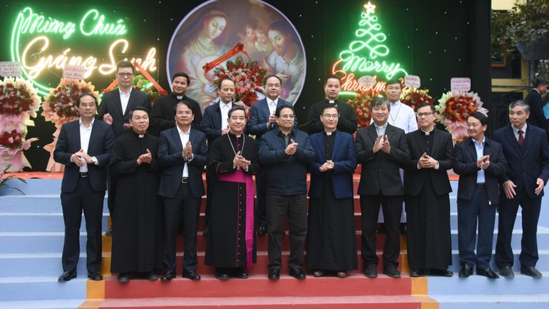 Thủ tướng Phạm Minh Chính với các linh mục, tu sĩ, các chức sắc, chức việc Giáo xứ Lào Cai. (Ảnh: TRẦN HẢI)