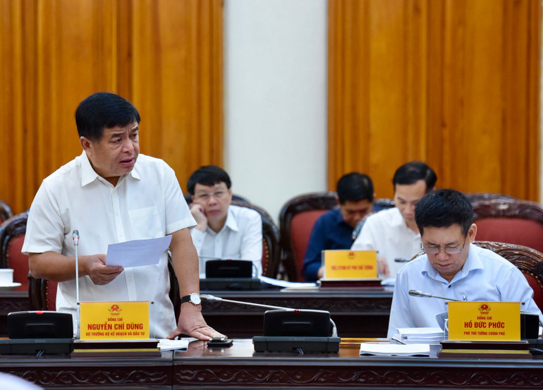 Bộ trưởng Kế hoạch và Đầu tư Nguyễn Chí Dũng báo cáo tại Phiên họp. (Ảnh: Thanh Giang) Bộ trưởng Kế hoạch và Đầu tư Nguyễn Chí Dũng báo cáo tại Phiên họp. (Ảnh: Thanh Giang)