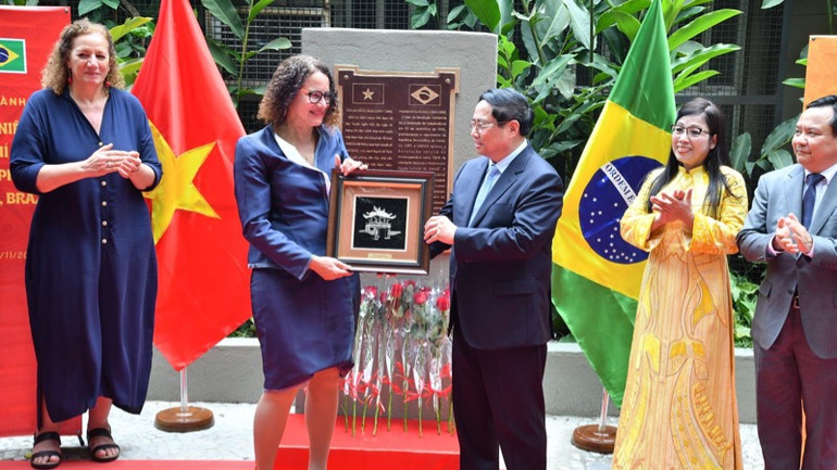 Thủ tướng Phạm Minh Chính tặng quà lưu niệm cho bà Luciana Santos, Chủ tịch Đảng Cộng sản, Bộ trưởng Khoa học công nghệ và Đổi mới sáng tạo Brazil (Ảnh THANH GIANG). Thủ tướng Phạm Minh Chính tặng quà lưu niệm cho bà Luciana Santos, Chủ tịch Đảng Cộng sản, Bộ trưởng Khoa học công nghệ và Đổi mới sáng tạo Brazil (Ảnh THANH GIANG).