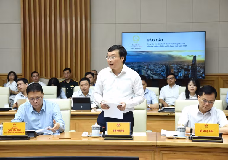 Lãnh đạo Bộ Nội vụ báo cáo tại phiên họp. (Ảnh: Trần Hải) Lãnh đạo Bộ Nội vụ báo cáo tại phiên họp. (Ảnh: Trần Hải)