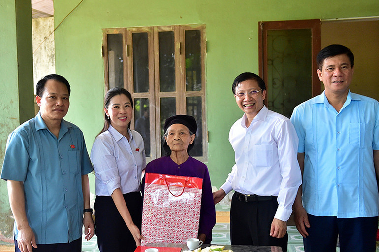 Đồng chí Lê Thị Kim Dung, Phó Bí thư Thường trực Tỉnh ủy, Chủ tịch Hội đồng nhân dân tỉnh trao quà cho bà Hà Thị An, mẹ liệt sĩ ở thôn 20, xã Đức Ninh, huyện Hàm Yên.