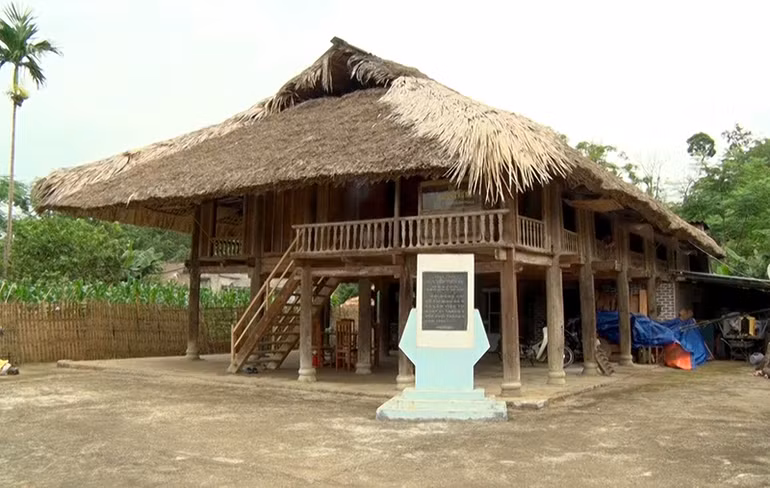 Nhà ông Nguyễn Tiến Sự, thôn Tân Lập, xã Tân Trào, huyện Sơn Dương, tỉnh Tuyên Quang nơi Bác Hồ ở và làm việc từ ngày 21/5 đến cuối tháng 5/1945.