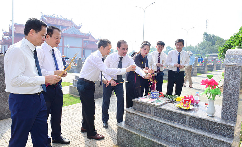 Các đồng chí lãnh đạo tỉnh dâng hương phần mộ các Anh hùng, liệt sĩ tại Nghĩa trang liệt sĩ tỉnh. Các đồng chí lãnh đạo tỉnh dâng hương phần mộ các Anh hùng, liệt sĩ tại Nghĩa trang liệt sĩ tỉnh.