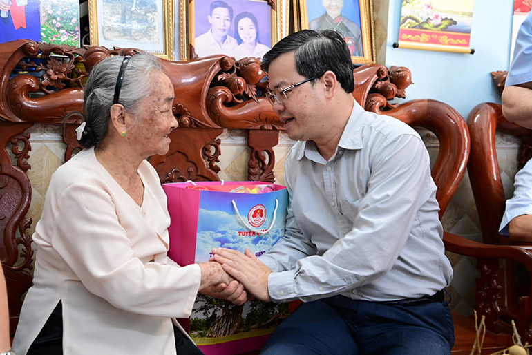 Đồng chí Nguyễn Văn Sơn, Chủ tịch Ủy ban nhân dân tỉnh tặng quà mẹ liệt sĩ Trần Thị Minh Nga, tổ 5 phường Minh Xuân, thành phố Tuyên Quang.