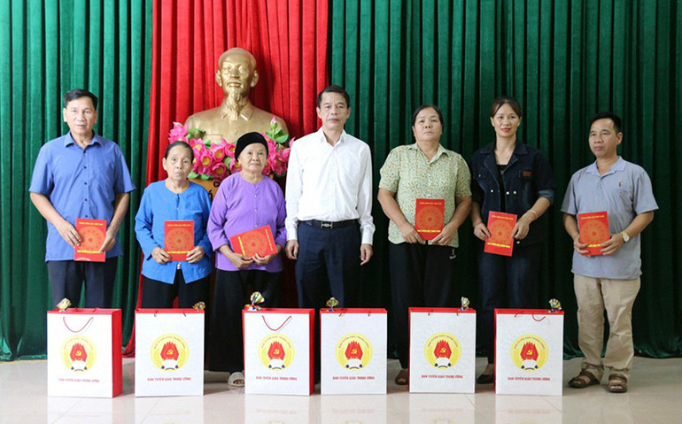Lãnh đạo Ban Tuyên giáo Trung ương tặng quà người dân thôn Thia, xã Tân Trào nhân dịp về nguồn kỷ niệm 93 năm Ngày truyền thống ngành tuyên giáo. (Ảnh: Tạp chí Tuyên giáo)