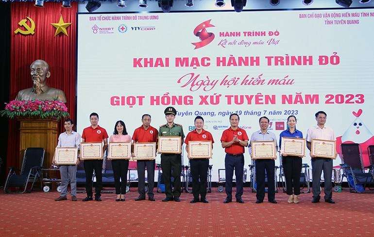 Lãnh đạo tỉnh Tuyên Quang trao bằng khen cho các tập thể có thành tích xuất sắc trong phong trào hiến máu tình nguyện năm 2023.