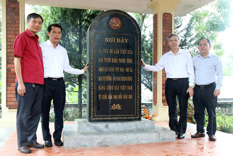 Lãnh đạo Ban Tuyên giáo Trung ương và lãnh đạo Ban Tuyên giáo Tỉnh ủy Tuyên Quang chụp ảnh lưu niệm tại Bia di tích Ban Tuyên huấn Trung ương. (Ảnh: Tạp chí Ban Tuyên giáo Trung ương)