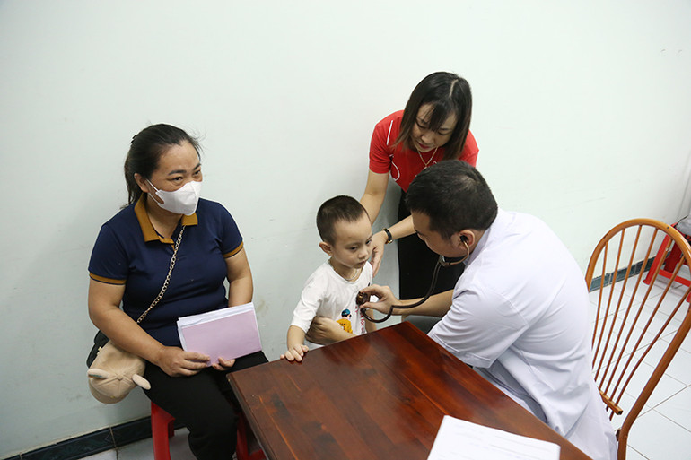 Bác sĩ Bệnh viện E khám sàng lọc cho các em nhỏ.