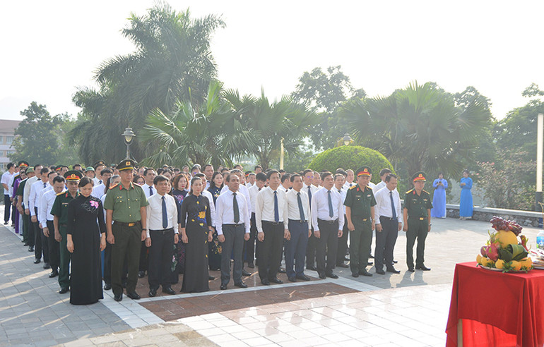 Các đại biểu dâng hương tại Đài tưởng niệm các Anh hùng, liệt sĩ tỉnh. Các đại biểu dâng hương tại Đài tưởng niệm các Anh hùng, liệt sĩ tỉnh.
