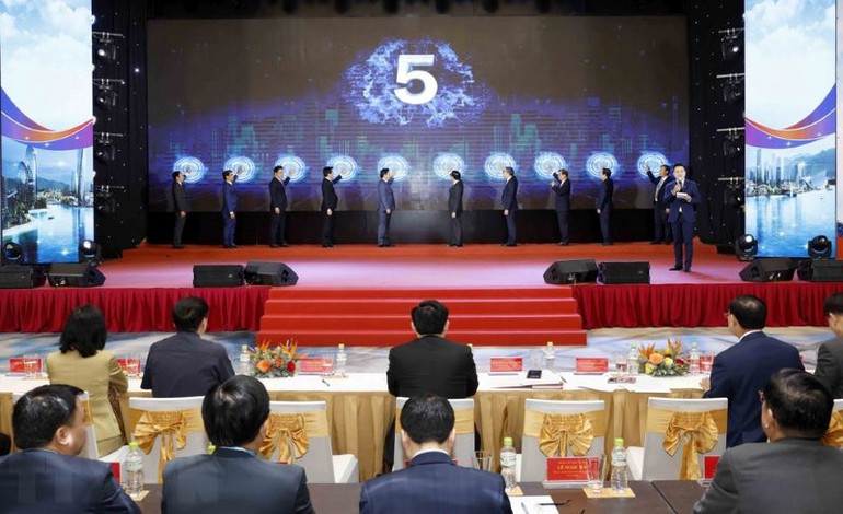 Phó Thủ tướng Trần Hồng Hà và các đại biểu thực hiện nghi thức công bố Quyết định của Thủ tướng Chính phủ.