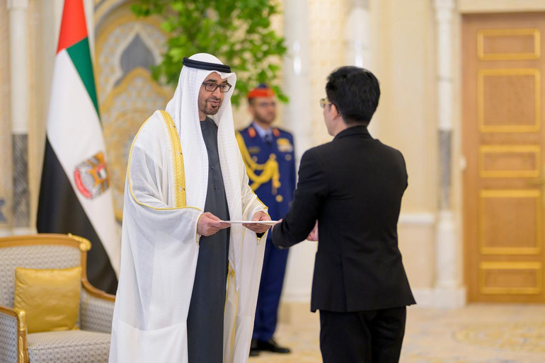 Đại sứ Đặc mệnh toàn quyền nước Cộng hòa xã hội chủ nghĩa Việt Nam Nguyễn Thanh Diệp trình Thư ủy nhiệm lên Tổng thống UAE Mohammed bin Zayed Al Nahyan. (Ảnh: Đại sứ quán Việt Nam tại UAE)