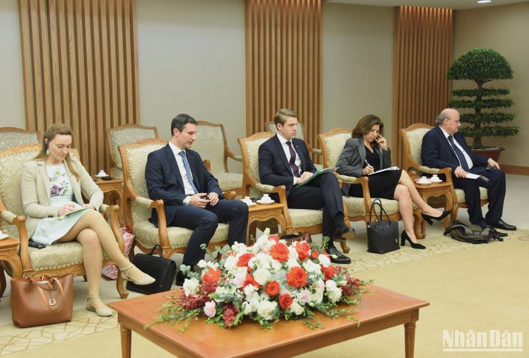 Các thành viên tháp tùng Bộ trưởng Ngoại giao Cộng hòa Áo Alexander Schallenberg.