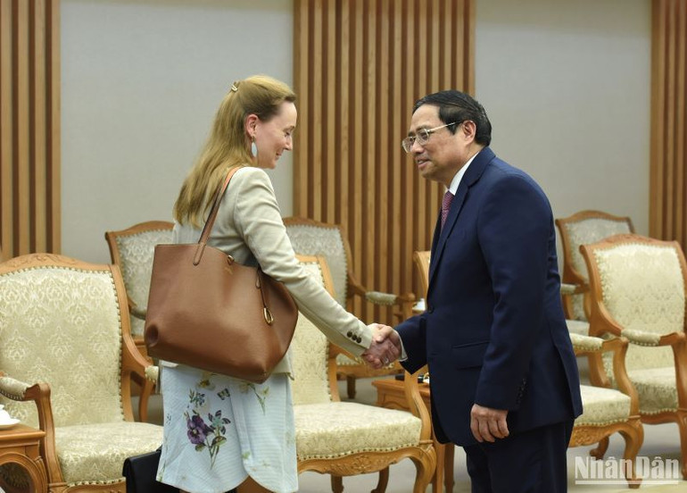 Thủ tướng Phạm Minh Chính đón các thành viên đi cùng Bộ trưởng Ngoại giao Cộng hòa Áo Alexander Schallenberg.