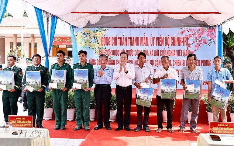 Chủ tịch Quốc hội Trần Thanh Mẫn tặng quà Tết các chiến sĩ biên phòng Mỹ Long, hộ chính sách, hộ nghèo, cận nghèo xã Mỹ Long, huyện Cầu Ngang, tỉnh Trà Vinh.