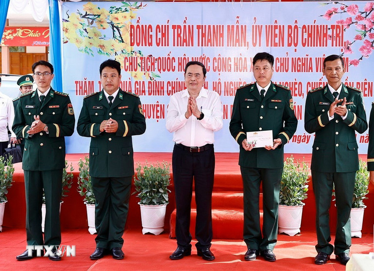 Chủ tịch Quốc hội Trần Thanh Mẫn tặng quà Tết cho cán bộ, chiến sĩ Đồn Biên phòng Mỹ Long.