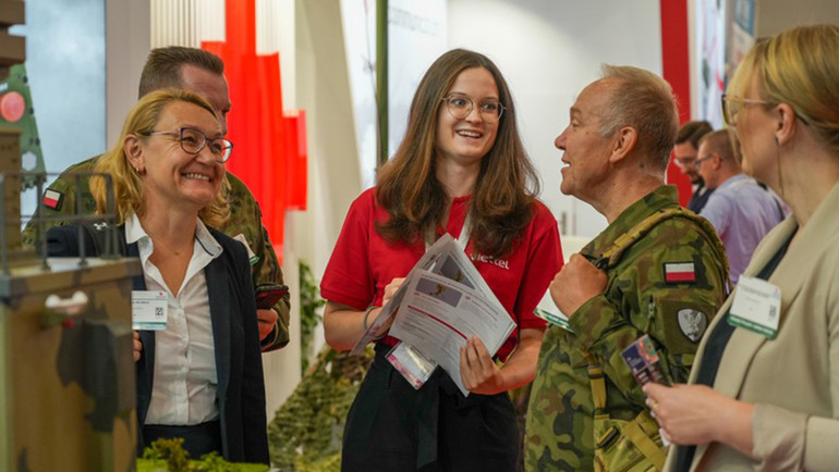 Các phái đoàn quốc tế dành sự quan tâm lớn cho hệ thống 60 sản phẩm quốc phòng công nghệ cao mà Viettel mang tới sự kiện lần này.