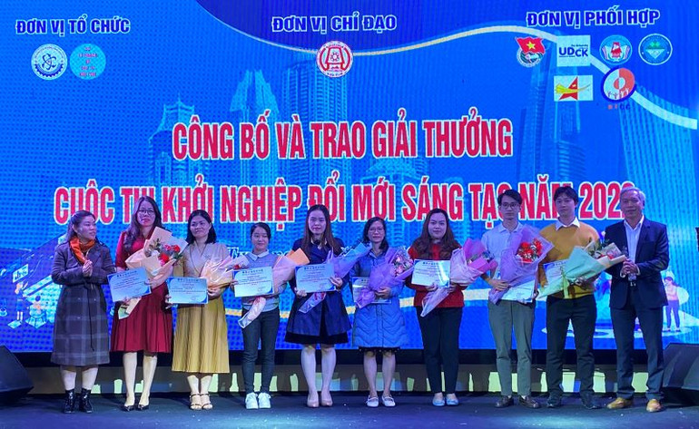 Trao giải cho các dự án có thành tích cao tại Cuộc thi Khởi nghiệp đổi mới sáng tạo tỉnh Kon Tum năm 2022.