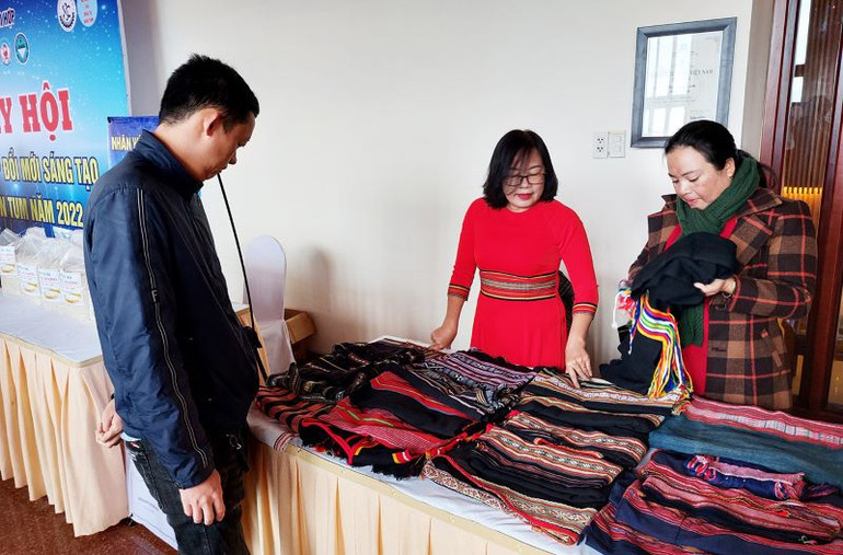 Du khách tham quan, tìm hiểu sản phẩm Dệt Thổ cẩm Kon Tum.