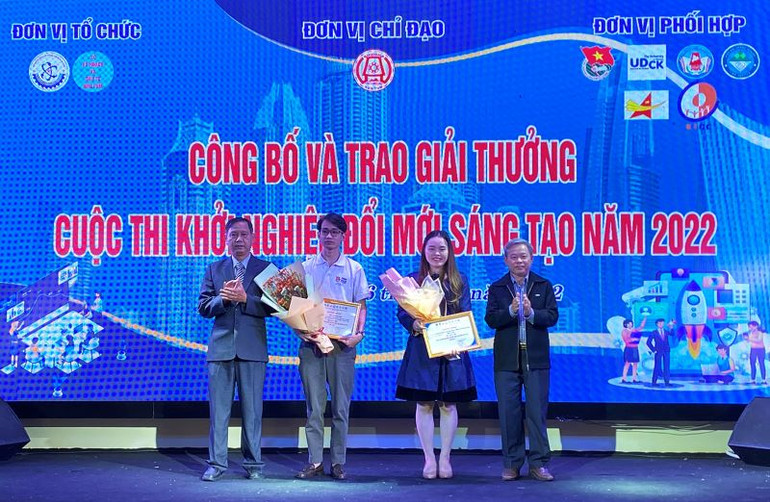 Trao giải Nhì Cuộc thi Khởi nghiệp đổi mới sáng tạo tỉnh Kon Tum năm 2022 cho dự án Trạm xanh chuyển giao công nghệ sinh học hướng tới phát triển bền vững.