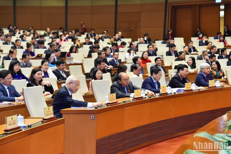 Các đại biểu Quốc hội biểu quyết thông qua Dự án Luật Khám bệnh, chữa bệnh (sửa đổi).