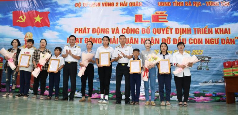 Trao Quyết định nhận đỡ đầu cho đơn vị và gia đình ngư dân.