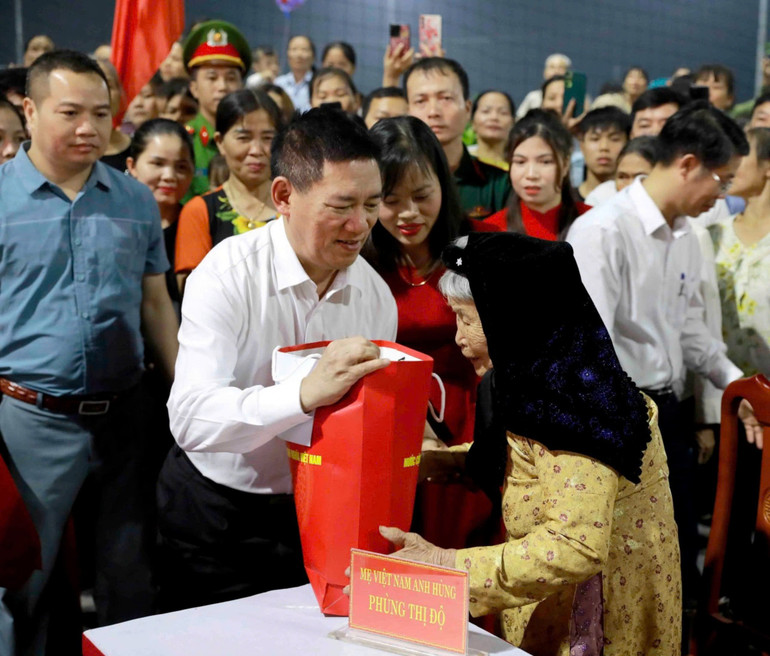 Đồng chí Phó Thủ tướng tặng quà cho Mẹ Việt Nam Anh hùng Phùng Thị Độ.