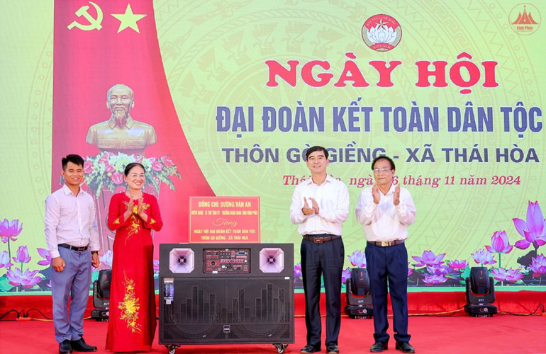 Bí thư Tỉnh ủy Dương Văn An tặng quà cho nhân dân thôn Gò Giềng, xã Thái Hòa, huyện Lập Thạch.
