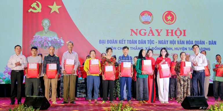 Đồng chí Phó Thủ tướng và đồng chí Bí thư Tỉnh ủy tặng quà cho các gia đình chính sách tiêu biểu.