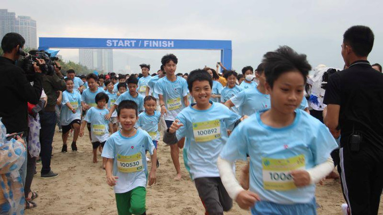 Các em học sinh hào hứng tham gia giải chạy tiếp sức. Các em học sinh hào hứng tham gia giải chạy tiếp sức.