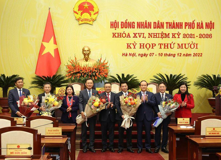 Lãnh đạo thành phố Hà Nội tặng hoa, chúc mừng các đồng chí nhận nhiệm vụ mới.