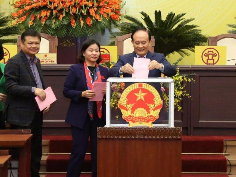 Các đại biểu Hội đồng nhân dân thành phố bỏ phiếu kiện toàn các chức danh.