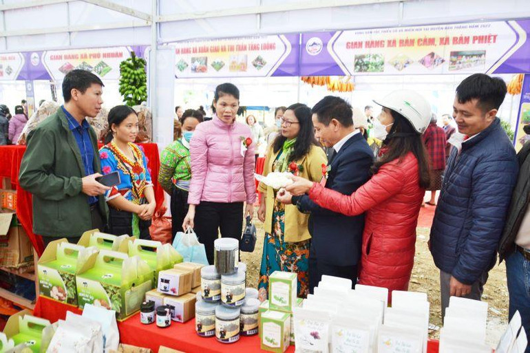 Khách hàng tìm mua các sản phẩm nông sản đặc hữu tại Hội chợ.