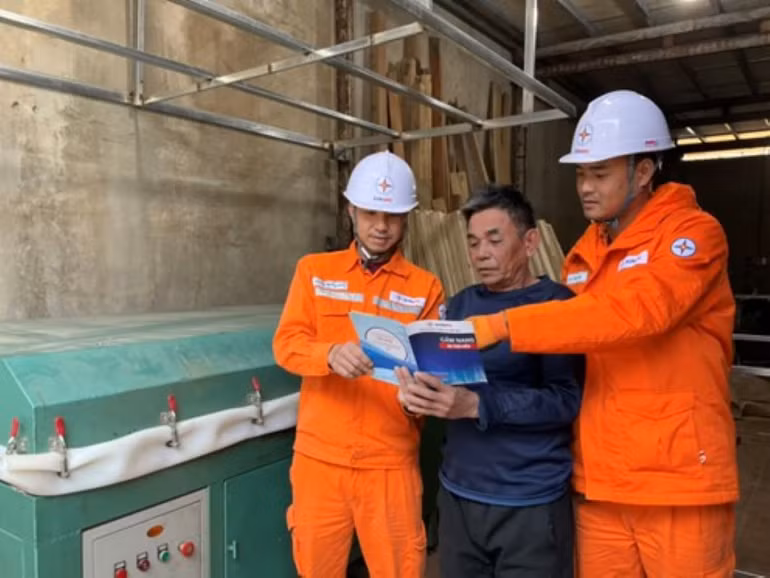 Công tác tuyên truyền người dân sử dụng điện tiết kiệm, hiệu quả.