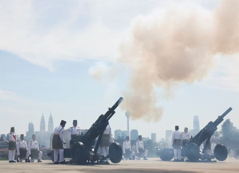 Quân đội Malaysia bắn đại bác chào mừng Quốc vương.