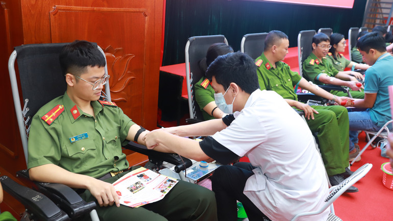 Cán bộ, chiến sĩ Công an tỉnh Tuyên Quang hăng hái tham gia hiến máu tình nguyện.