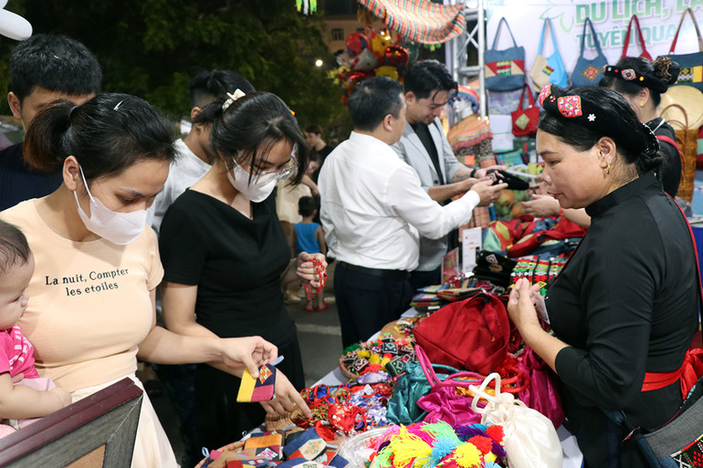 Trưng bày, giới thiệu sản phẩm du lịch, làng nghề với sự góp mặt của hơn 100 gian hàng của tỉnh Tuyên Quang và các tỉnh, thành phố trong cả nước.