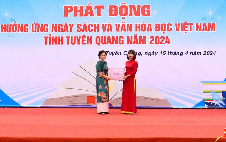 Lãnh đạo Hội Khuyến học tỉnh Tuyên Quang tặng sách cho trường Phổ thông Dân tộc nội trú-THCS huyện Yên Sơn.
