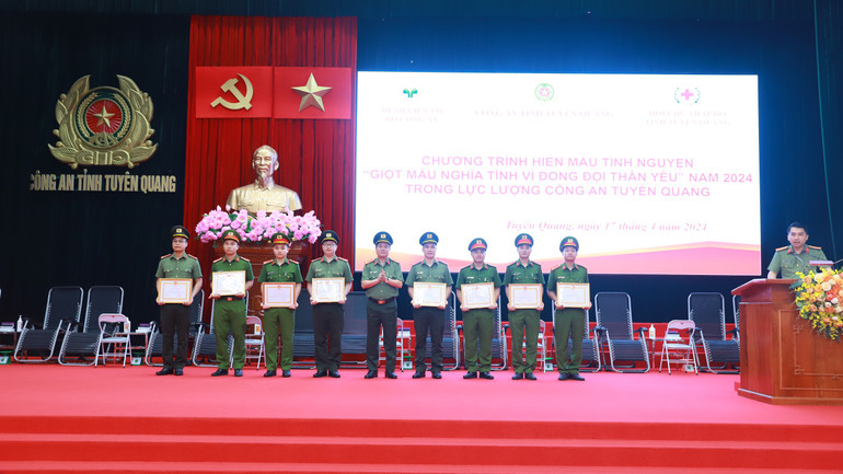 Lãnh đạo Công an tỉnh trao Giấy khen cho các cá nhân tích cực tham gia phong trào hiến máu tình nguyện.