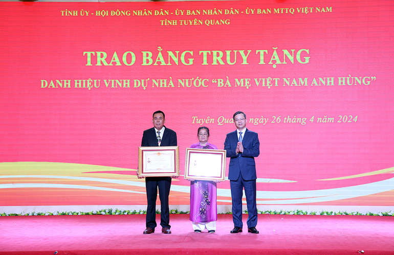 Đồng chí Nguyễn Văn Sơn, Chủ tịch Ủy ban nhân dân tỉnh Tuyên Quang trao bằng Truy tặng Danh hiệu vinh dự nhà nước "Bà mẹ Việt Nam anh hùng" cho thân nhân gia đình mẹ Phạm Thị Nhuần và Trần Thị Minh.