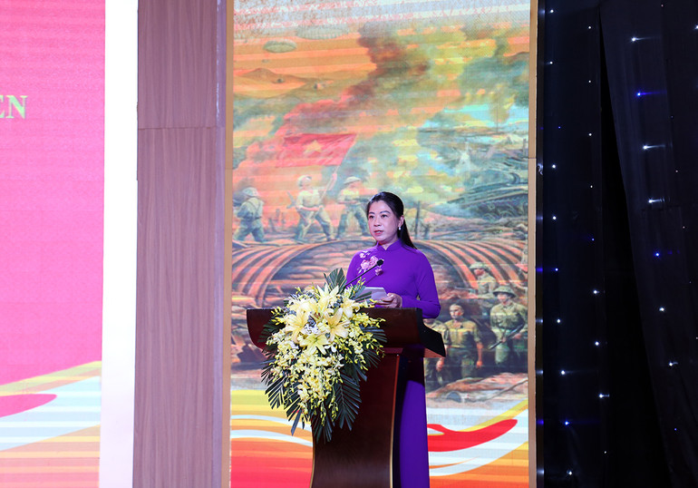 Đồng chí Lê Thị Kim Dung, Phó Bí thư Thường trực Tỉnh ủy, Chủ tịch Hội đồng nhân dân tỉnh Tuyên Quang phát biểu tại buổi gặp mặt.