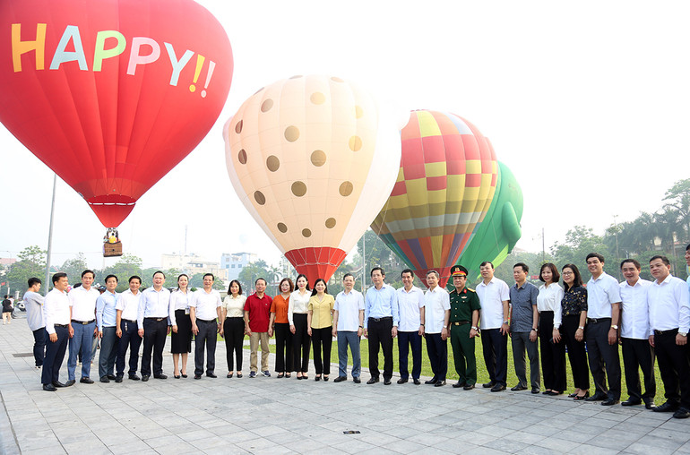 Các đại biểu chụp ảnh lưu niệm tại lễ hội.