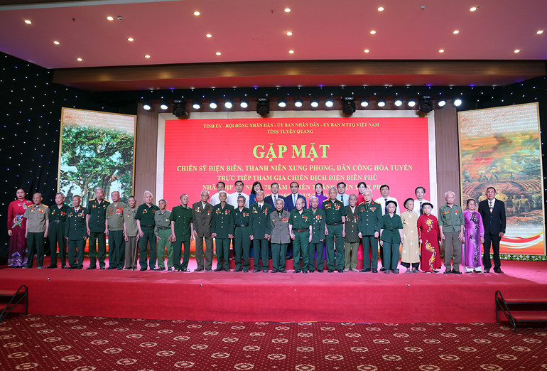 Lãnh đạo tỉnh Tuyên Quang chụp ảnh lưu niệm với các chiến sĩ Điện Biên, thanh niên xung phong, dân công hỏa tuyến trực tiếp tham gia chiến dịch Điện Biên Phủ.