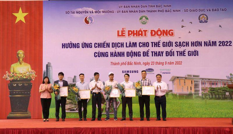 Ban tổ chức trao giấy chứng nhận cho các đơn vị tham gia chương trình. Ban tổ chức trao giấy chứng nhận cho các đơn vị tham gia chương trình.